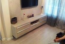 תמונה שצולמה להמחשת העבודות של אבי הנגר הכנת רהיטים בידי נגר