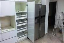 תמונה שצולמה להמחשת העבודות של אבי הנגר הכנת ריהוט למטבח