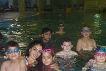 תמונה שצולמה להמחשת העבודות של עלמה ביה"ס לשחייה בבריכת שחיה