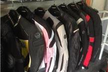 תמונה שצולמה להמחשת העבודות של מוטור סנטר מכירת ציוד רכיבה על אופנועים