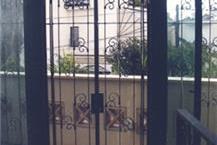 תמונה שצולמה להמחשת העבודות של צל הברזל - 2 מעקה למרפסת