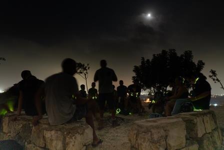תמונה שצולמה להמחשת העבודות של חוויה בטבע טיולי לילה לאור עששיות תמונה של חוויה בטבע טיולי לילה לאור עששיות