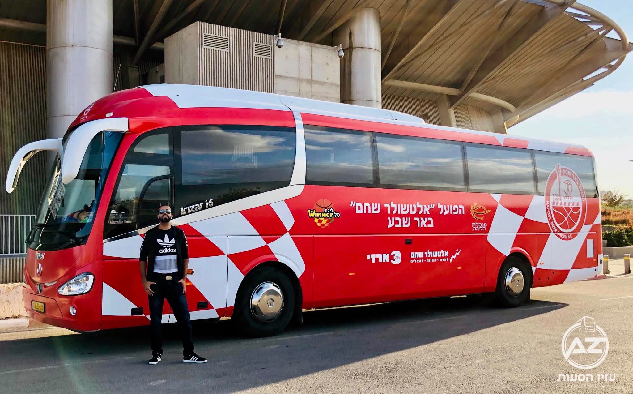 תמונה שצולמה להמחשת העבודות של עזיז הסעות תמונה של עזיז הסעות