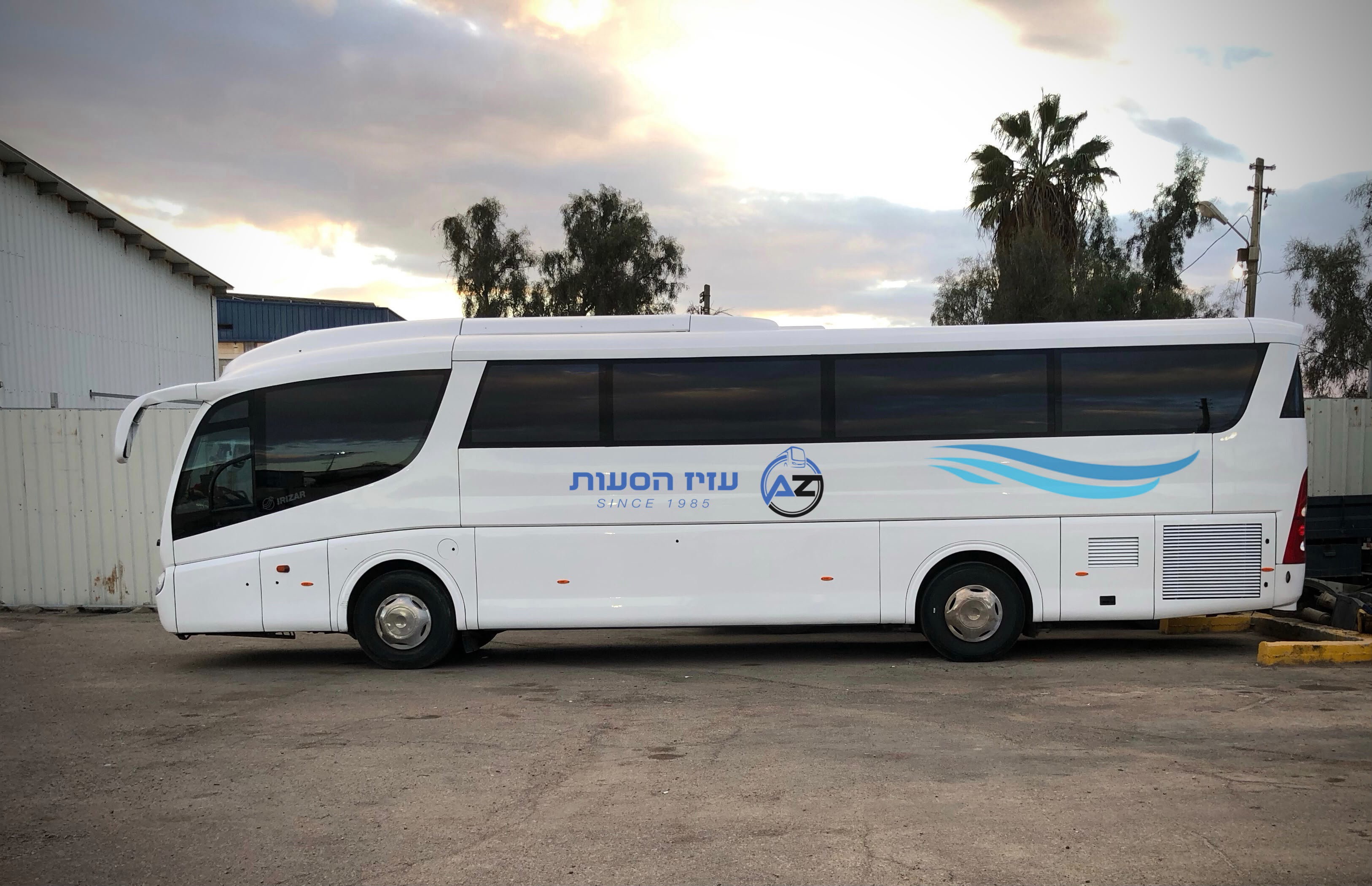תמונה שצולמה להמחשת העבודות של עזיז הסעות תמונה של עזיז הסעות