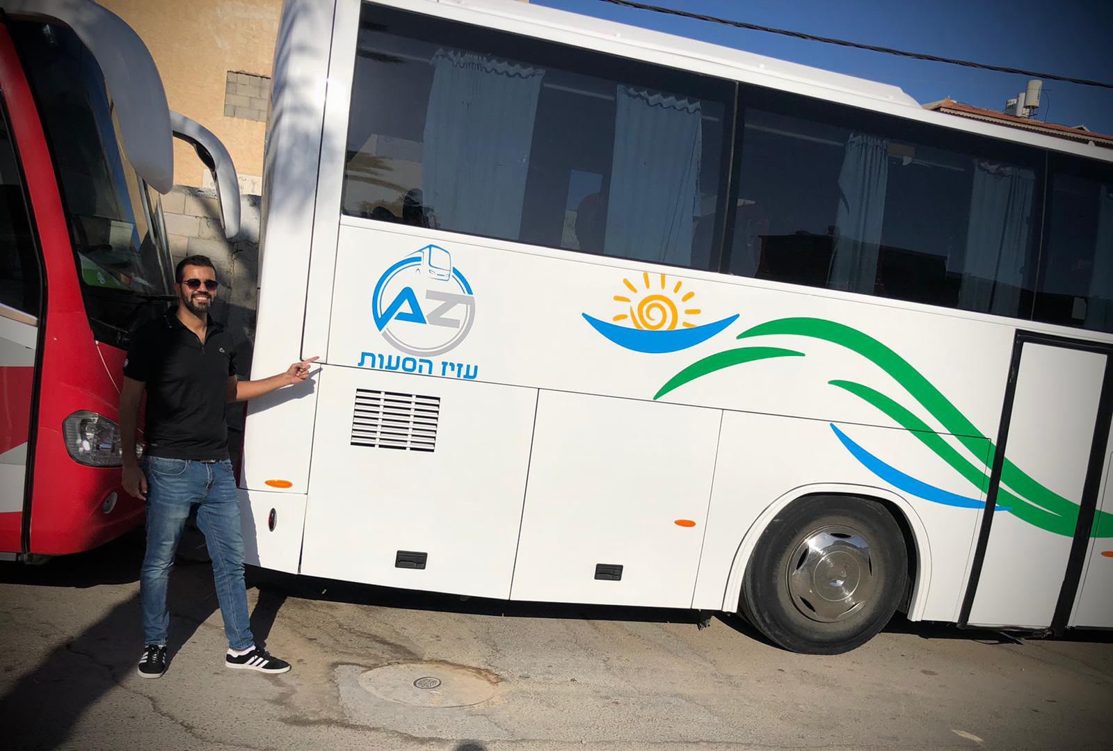 תמונה שצולמה להמחשת העבודות של עזיז הסעות תמונה של עזיז הסעות