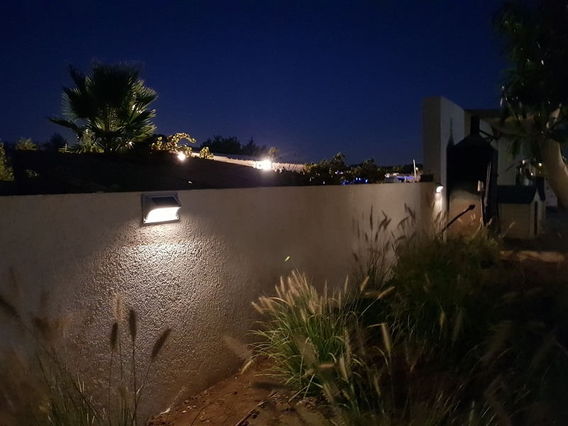 תמונה שצולמה להמחשת העבודות של גל-אור פתרונות תאורה סולארים צמודי קיר סולארים- תאורת שבילים