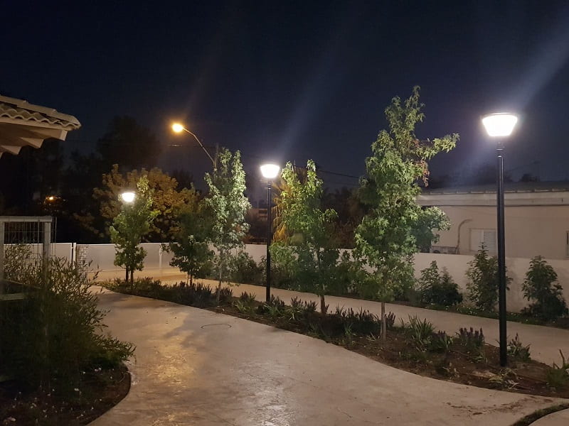 תמונה שצולמה להמחשת העבודות של גל-אור פתרונות תאורה סולארים תאורה סולארית דקורטיבית לשטחים ציבוריים פתוחים