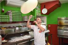 תמונה שצולמה להמחשת העבודות של פיצה mix - 2 תמונה של פיצה mix