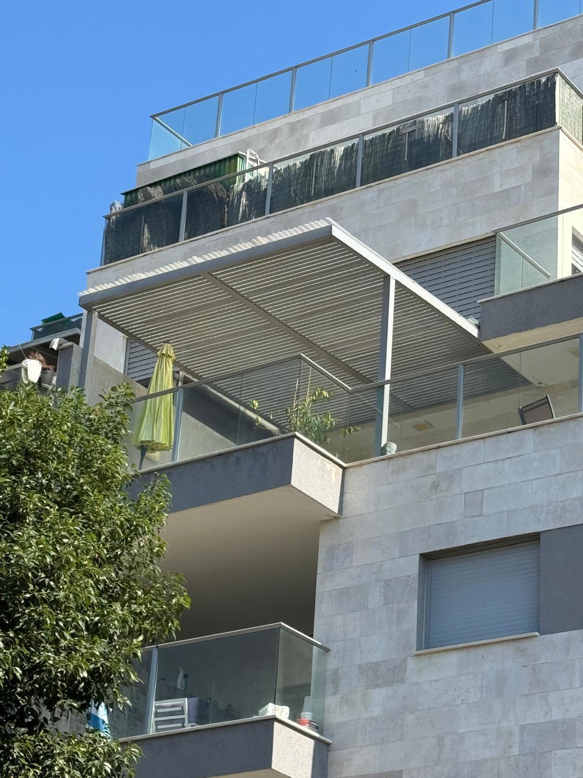 תמונה שצולמה להמחשת העבודות של לוסקי סוככים תמונה של לוסקי סוככים