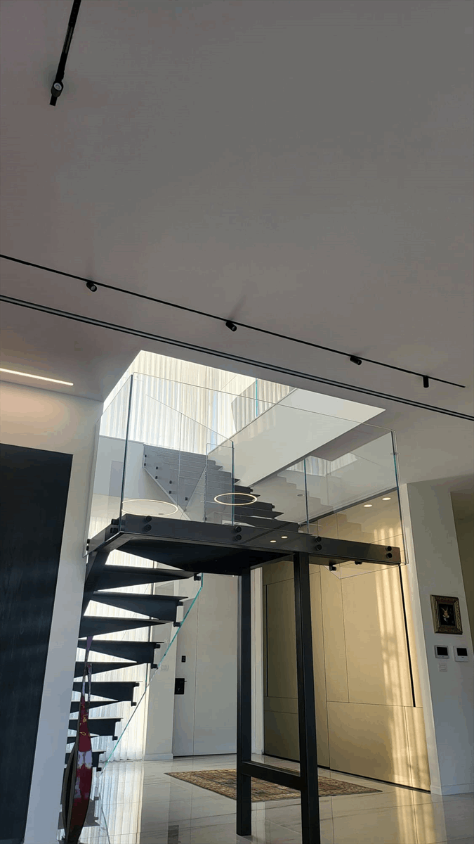 תמונה שצולמה להמחשת העבודות של W glass תמונה של W glass