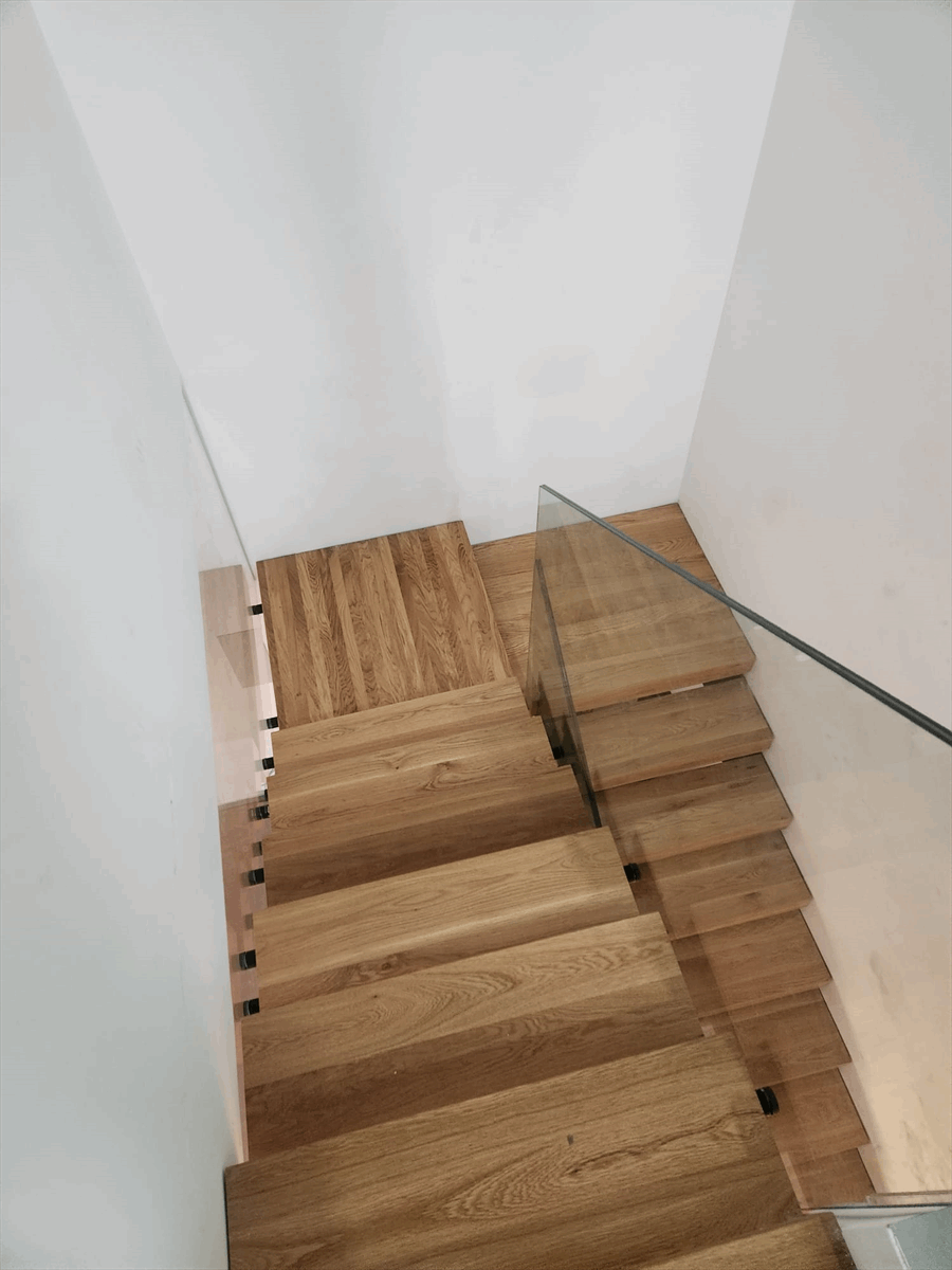 תמונה שצולמה להמחשת העבודות של W glass תמונה של W glass