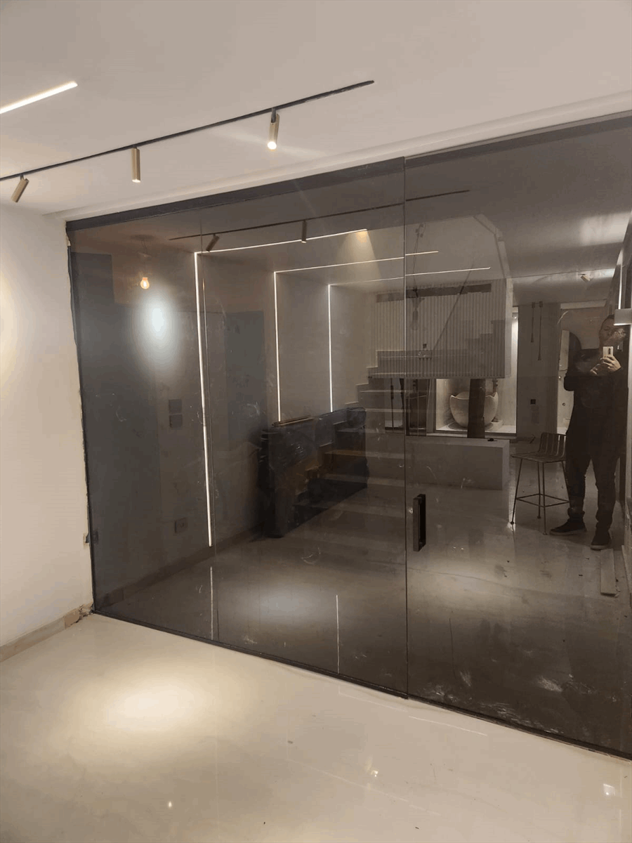תמונה שצולמה להמחשת העבודות של W glass תמונה של W glass