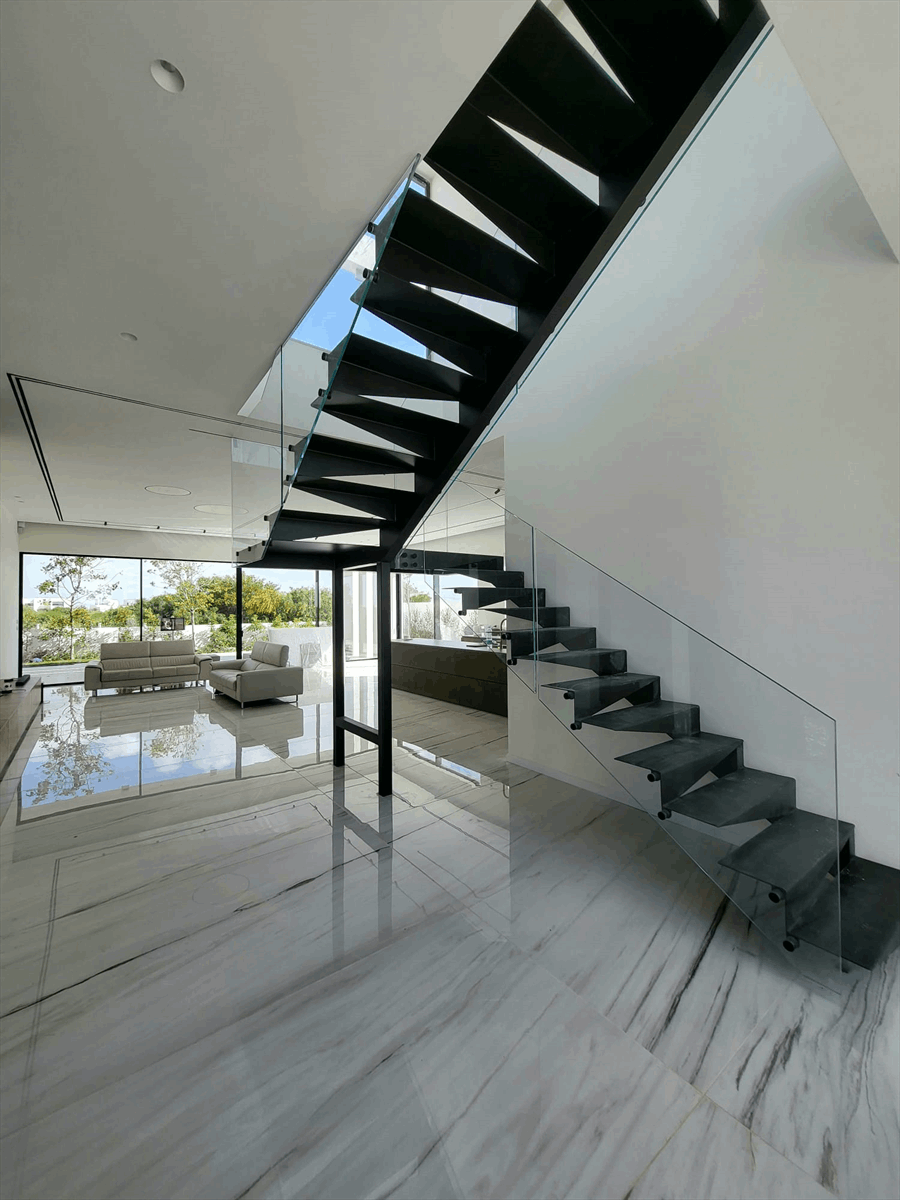 תמונה שצולמה להמחשת העבודות של W glass תמונה של W glass