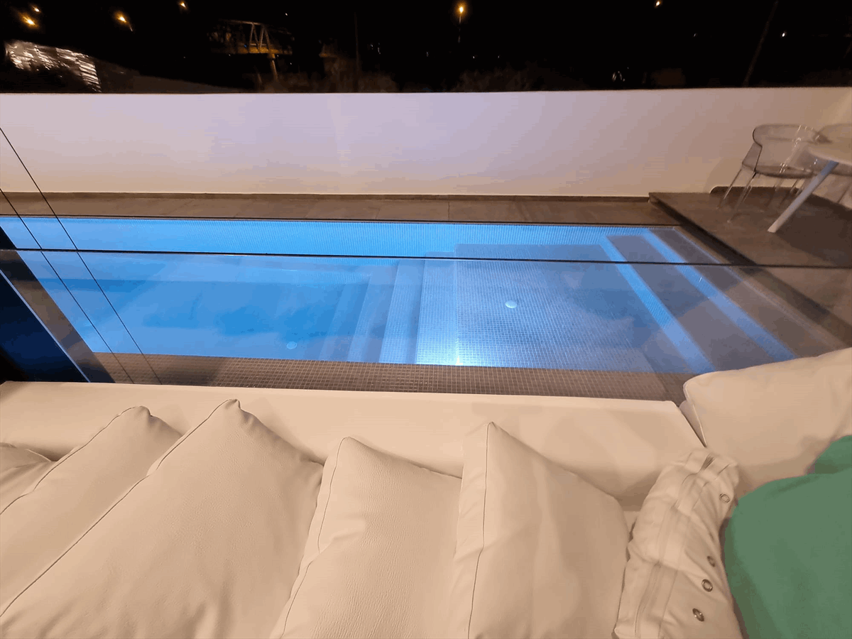 תמונה שצולמה להמחשת העבודות של W - GLASS תמונה של W - GLASS