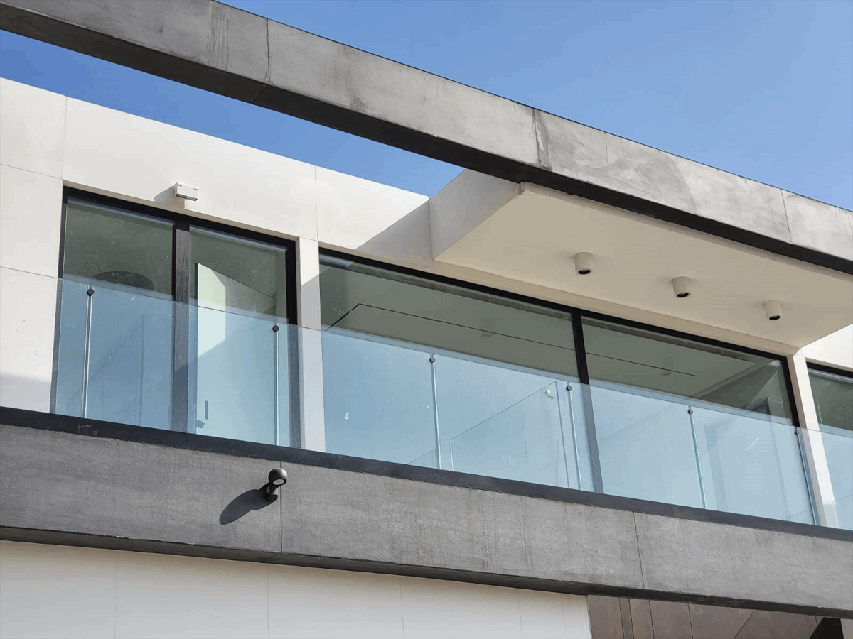 תמונה שצולמה להמחשת העבודות של W glass תמונה של W glass