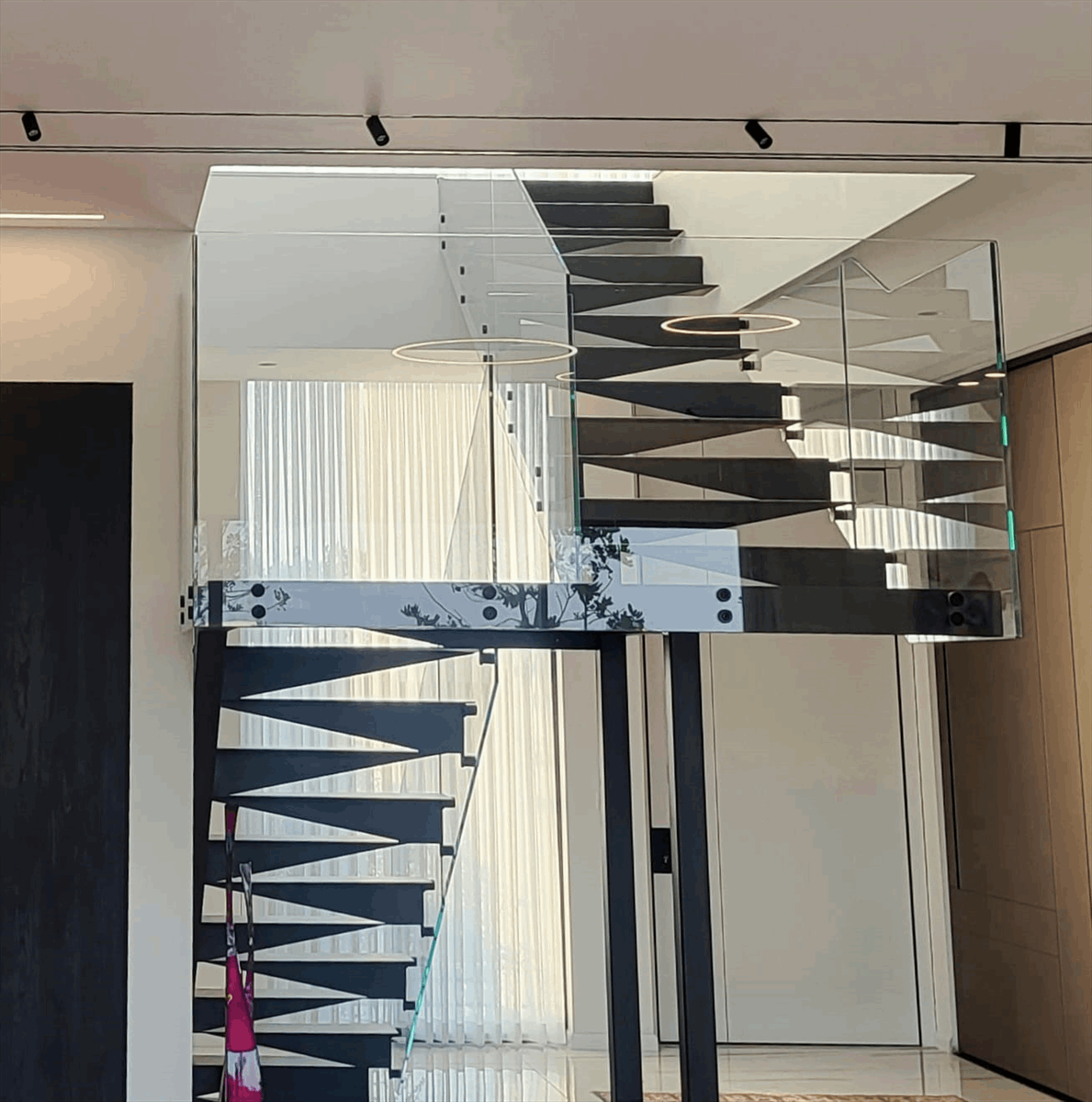 תמונה שצולמה להמחשת העבודות של W glass תמונה של W glass