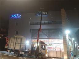 תמונה שצולמה להמחשת העבודות של ש.ל פירוק והתקנות שלטים כולל מנוף תמונה של ש.ל פירוק והתקנות שלטים כולל מנוף