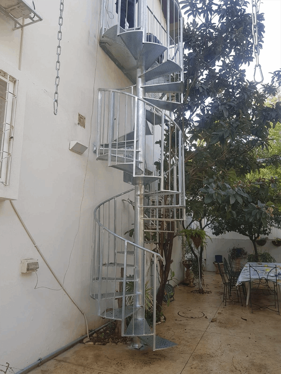 תמונה שצולמה להמחשת העבודות של לילך בכור עיצובים במתכת תמונה של לילך בכור עיצובים במתכת