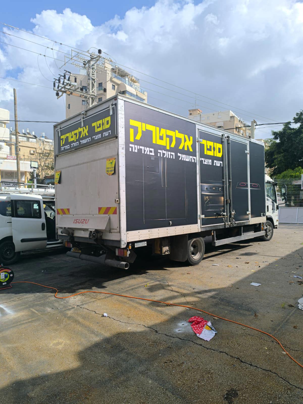 תמונה שצולמה להמחשת העבודות של אמגרף שילוט תמונה של אמגרף שילוט