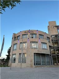 תמונה של דור חשמלאי ראשי והתקנות מאוורים ומסכים