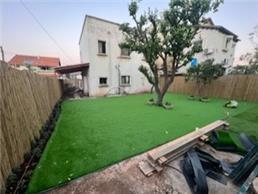 תמונה שצולמה להמחשת העבודות של אלמוג לוי תמונה של אלמוג לוי