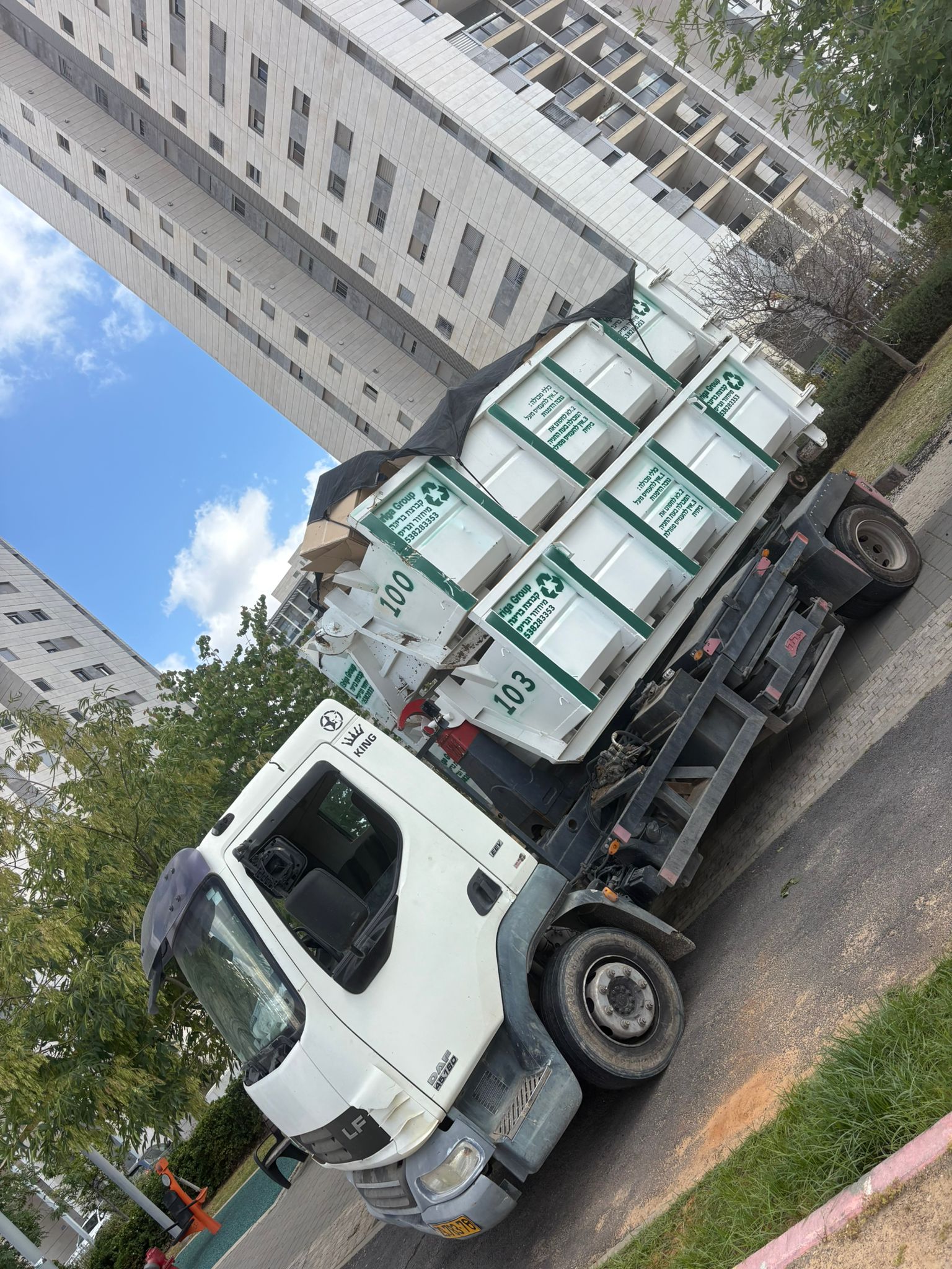 תמונה שצולמה להמחשת העבודות של קבוצת בריגע תמונה של קבוצת בריגע