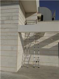 תמונה של ממן נותן אוויר לבית