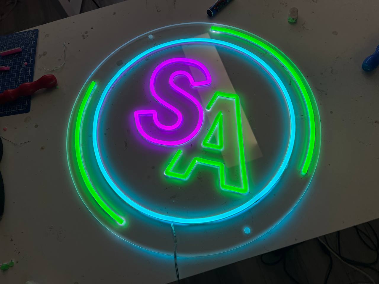 תמונה שצולמה להמחשת העבודות של שלטי ניאון neon custom תמונה של שלטי ניאון neon custom