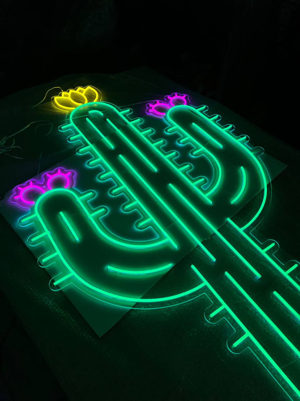תמונה שצולמה להמחשת העבודות של שלטי ניאון neon custom תמונה של שלטי ניאון neon custom