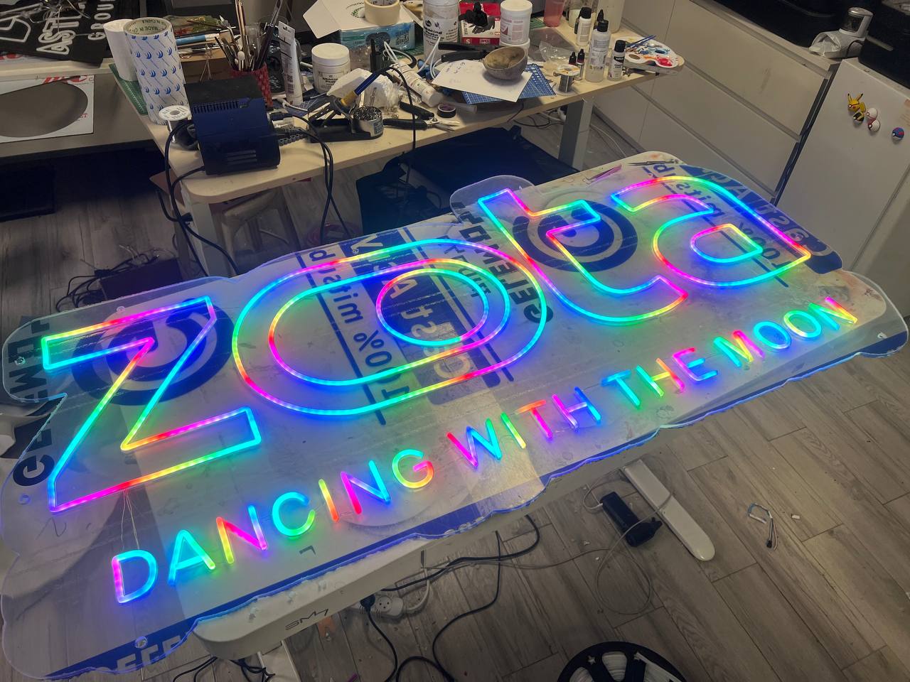 תמונה שצולמה להמחשת העבודות של שלטי ניאון neon custom תמונה של שלטי ניאון neon custom