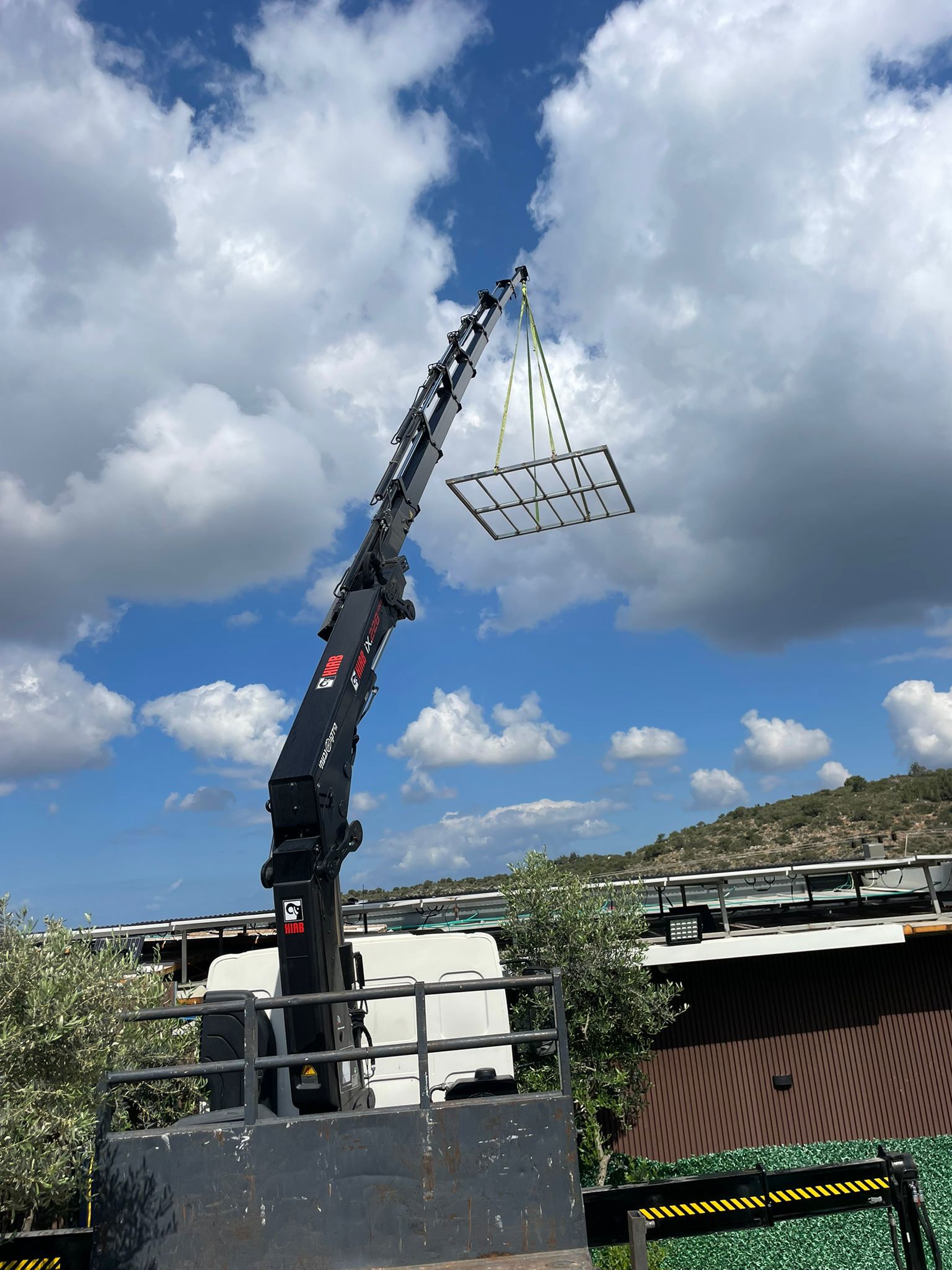 תמונה שצולמה להמחשת העבודות של רם הובלות מנוף זרוע תמונה של רם הובלות מנוף זרוע