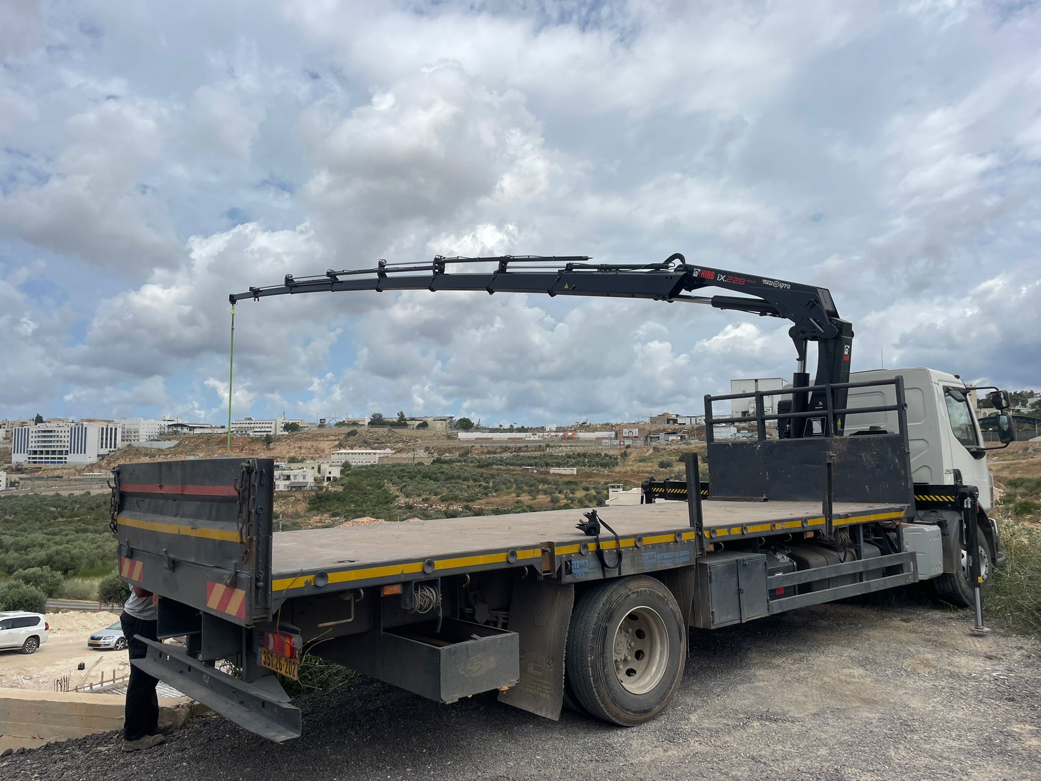 תמונה שצולמה להמחשת העבודות של רם הובלות מנוף זרוע תמונה של רם הובלות מנוף זרוע