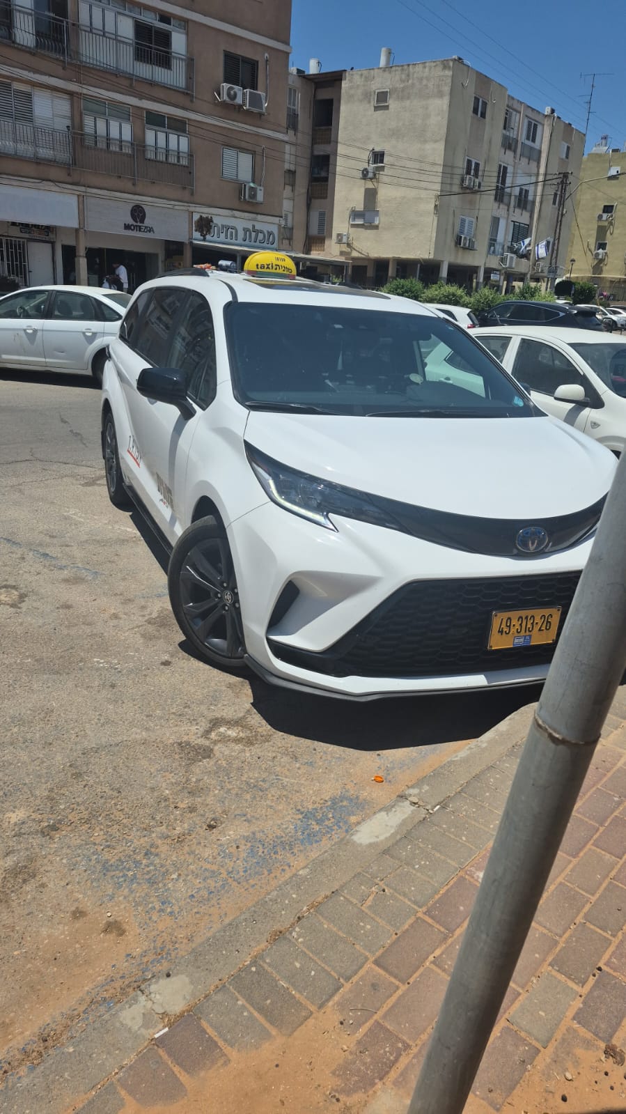 תמונה שצולמה להמחשת העבודות של אייל מוניות תמונה של אייל מוניות