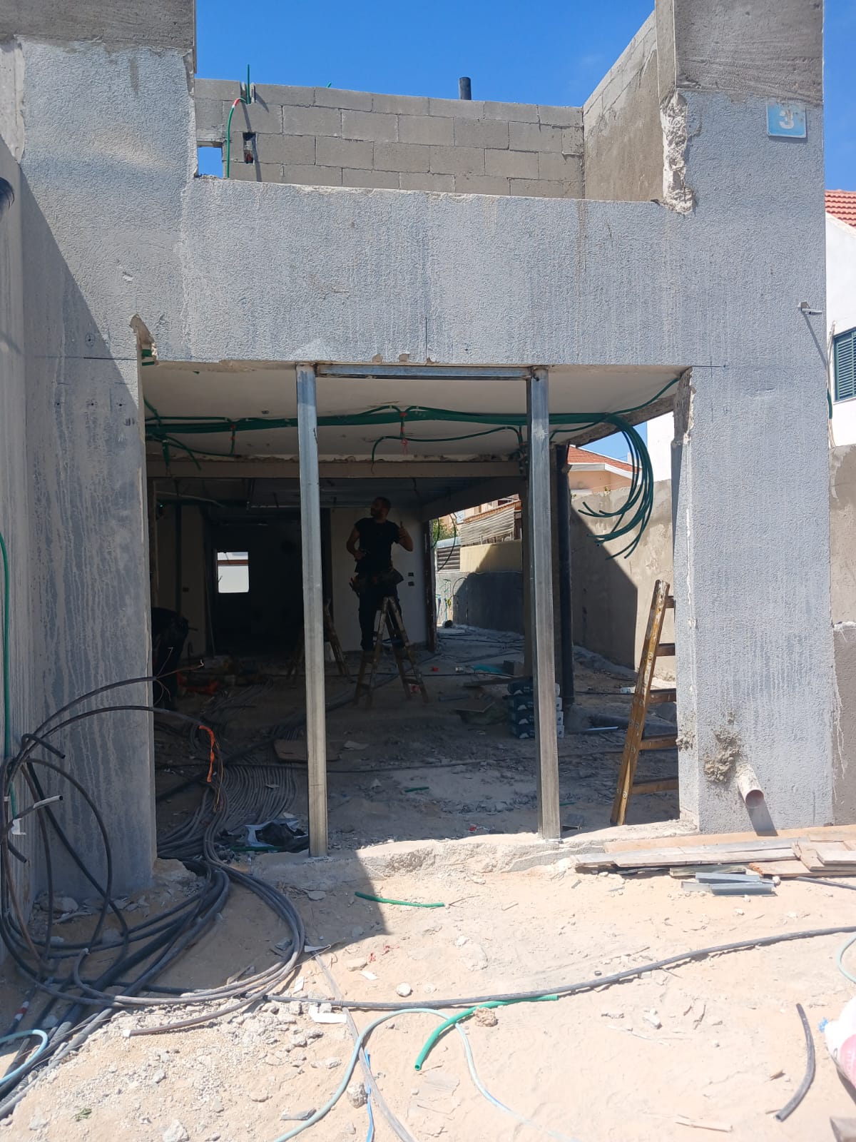 תמונה שצולמה להמחשת העבודות של אלוש המסגר תמונה של אלוש המסגר