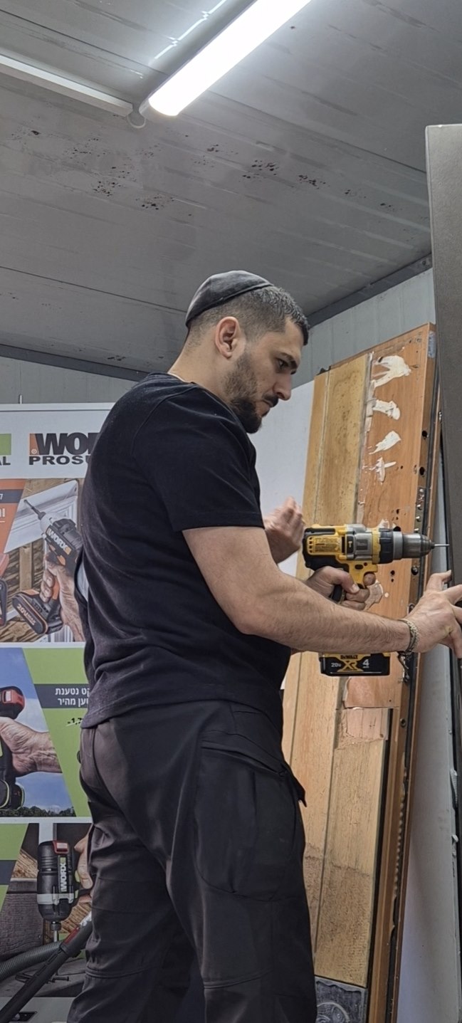 תמונה שצולמה להמחשת העבודות של מור המנעולן פורץ מנעולים לבית ולרכב תמונה של מור המנעולן פורץ מנעולים לבית ולרכב