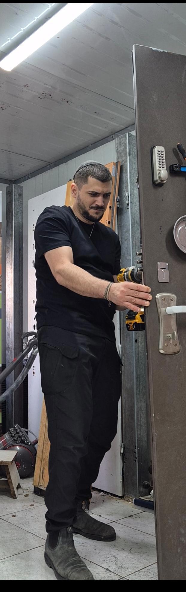 תמונה שצולמה להמחשת העבודות של מור המנעולן פורץ מנעולים לבית ולרכב תמונה של מור המנעולן פורץ מנעולים לבית ולרכב