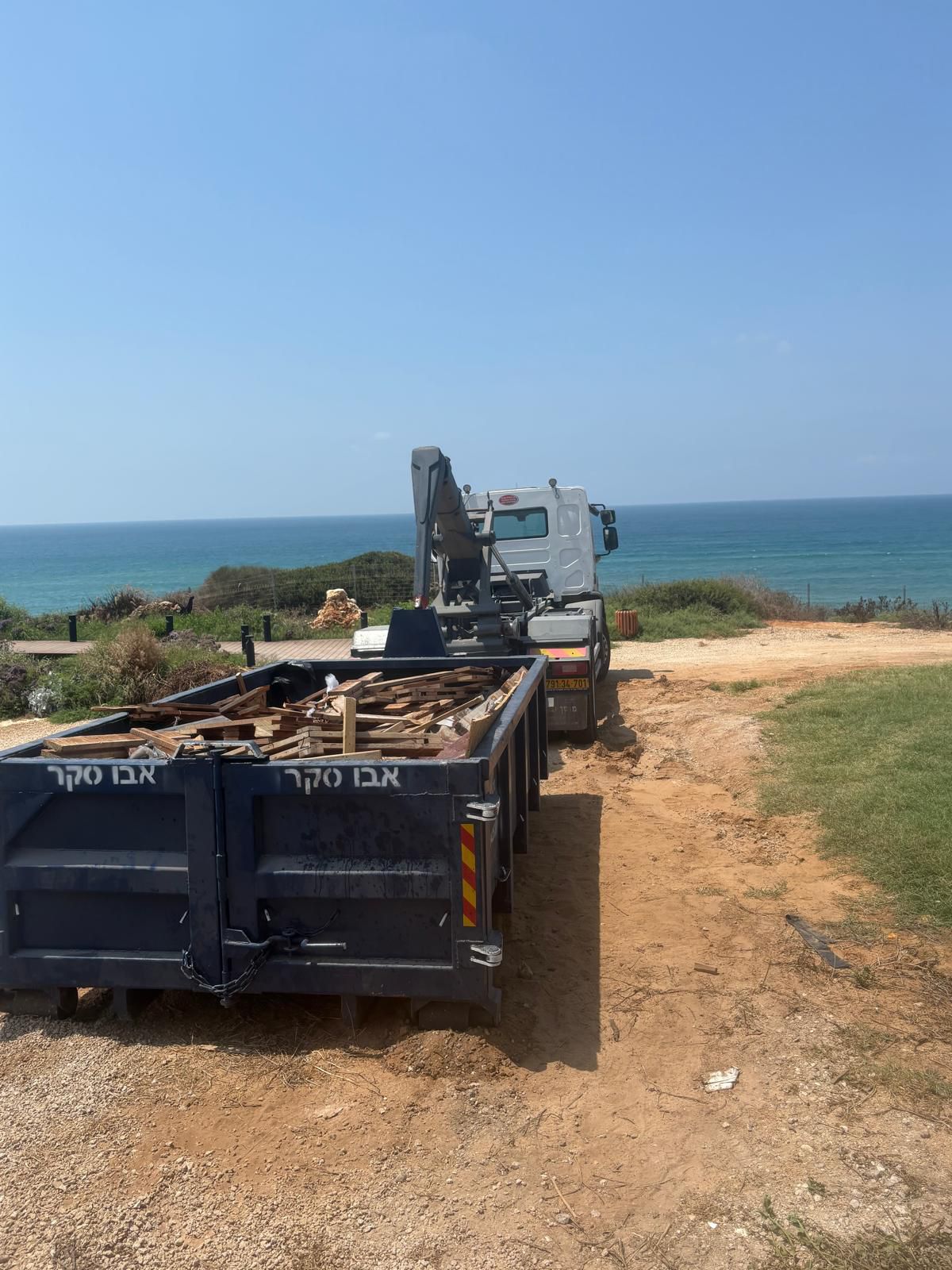 תמונה שצולמה להמחשת העבודות של אבו סקאר מכולות לפינוי פסולת תמונה של אבו סקאר מכולות לפינוי פסולת