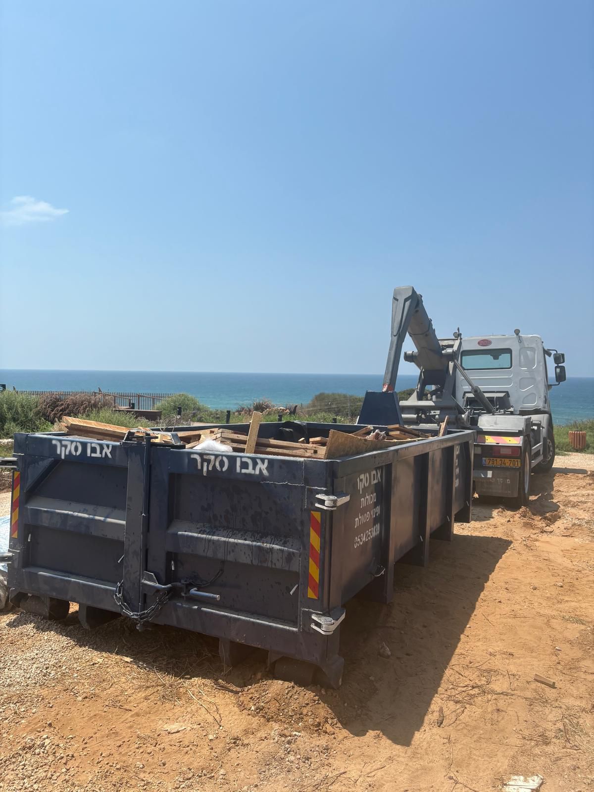 תמונה שצולמה להמחשת העבודות של אבו סקאר מכולות לפינוי פסולת תמונה של אבו סקאר מכולות לפינוי פסולת