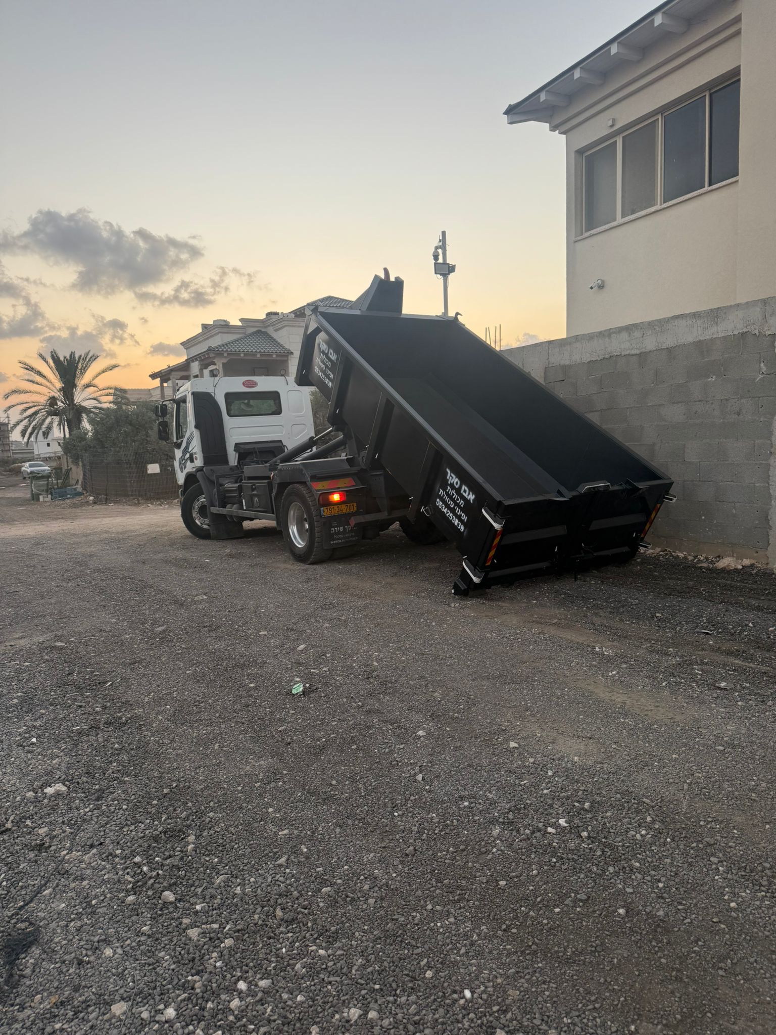 תמונה שצולמה להמחשת העבודות של אבו סקאר מכולות לפינוי פסולת תמונה של אבו סקאר מכולות לפינוי פסולת