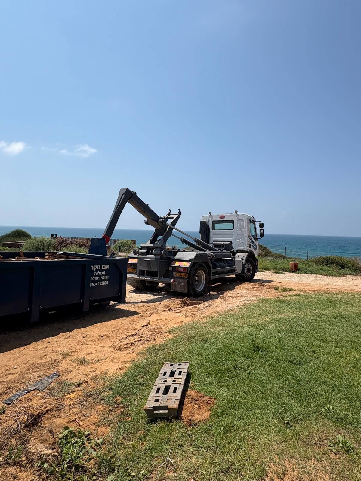 תמונה שצולמה להמחשת העבודות של אבו סקאר מכולות לפינוי פסולת תמונה של אבו סקאר מכולות לפינוי פסולת