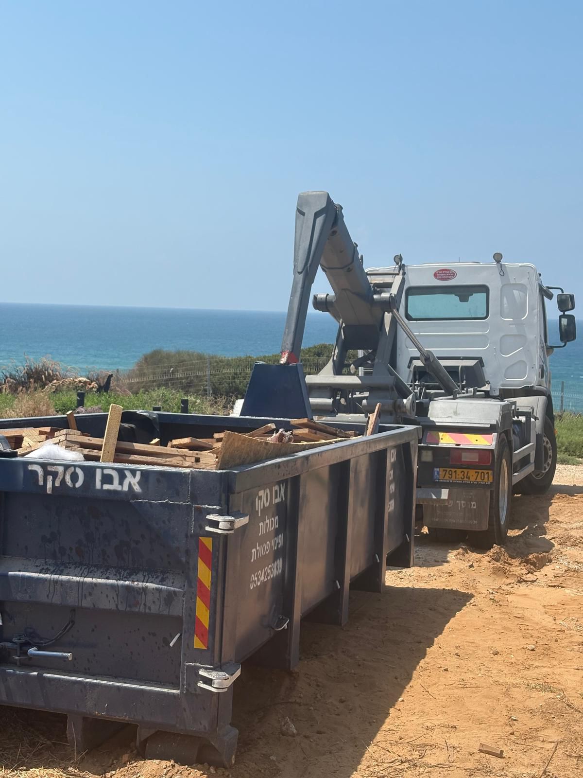 תמונה שצולמה להמחשת העבודות של אבו סקאר מכולות לפינוי פסולת תמונה של אבו סקאר מכולות לפינוי פסולת