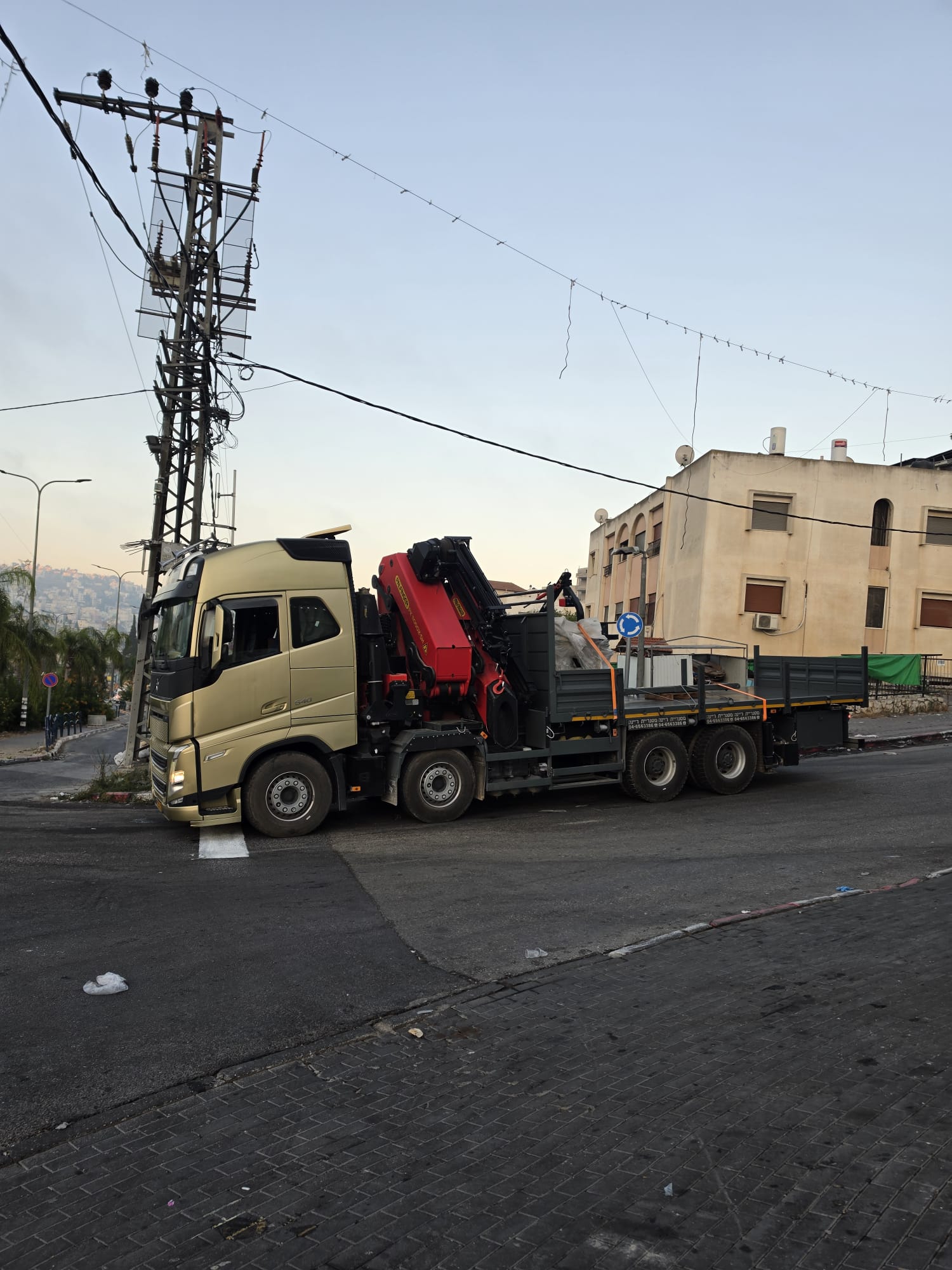 תמונה שצולמה להמחשת העבודות של עלי מוחמד עווד -מנופים תמונה של עלי מוחמד עווד -מנופים