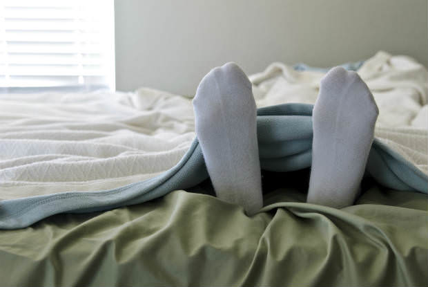 שכיבה במיטה עם גרביים