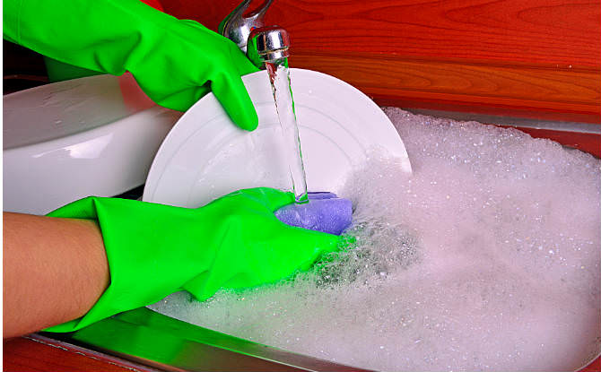 שטיפת כלים עם כפפות