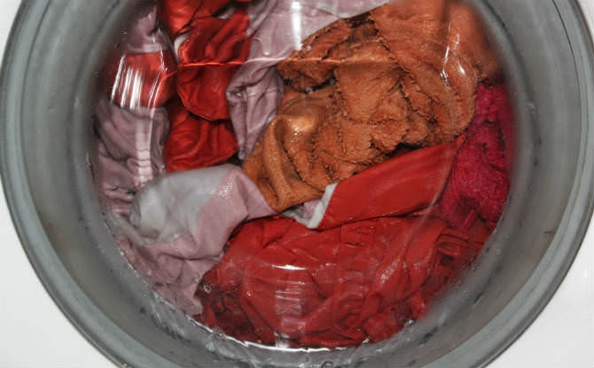 בגדים רטובים במכונת כביסה