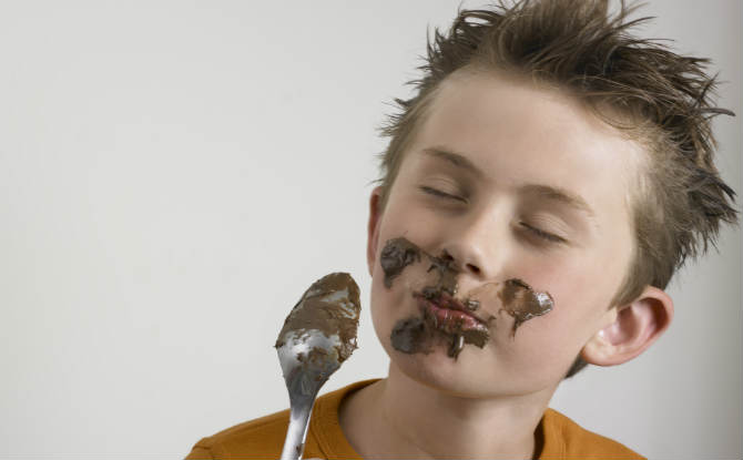 ילד אוכל שוקולד